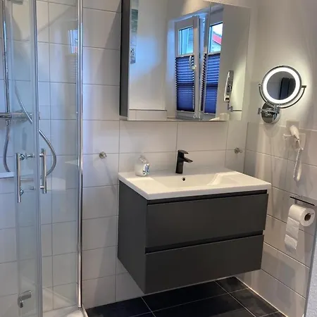 Pappelhof - Doppelhaushaelfte Mit Garten In Semesterbostad *