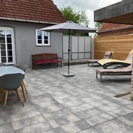 Pappelhof - Doppelhaushaelfte Mit Garten In * Groemitz