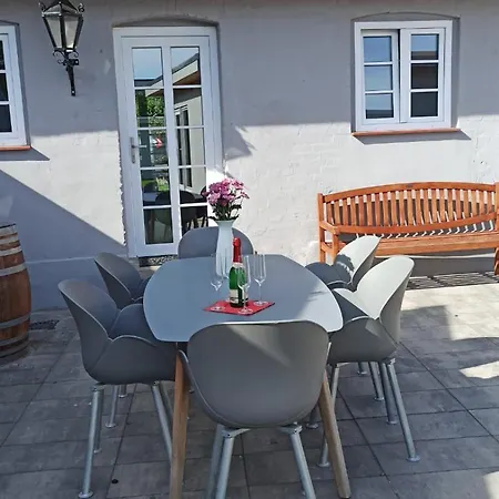 Pappelhof - Doppelhaushaelfte Mit Garten In *