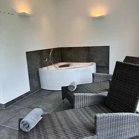 Pappelhof - Doppelhaushaelfte Mit Garten In