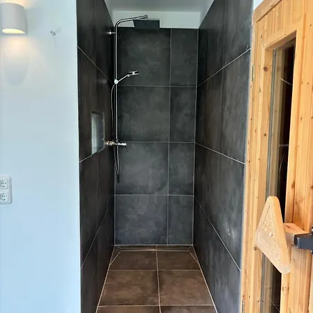 Semesterbostad Pappelhof - Doppelhaushaelfte Mit Garten In