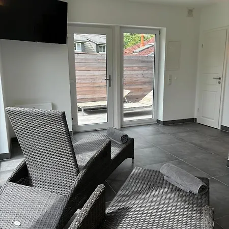 Holiday home Pappelhof - Doppelhaushaelfte Mit Garten In *